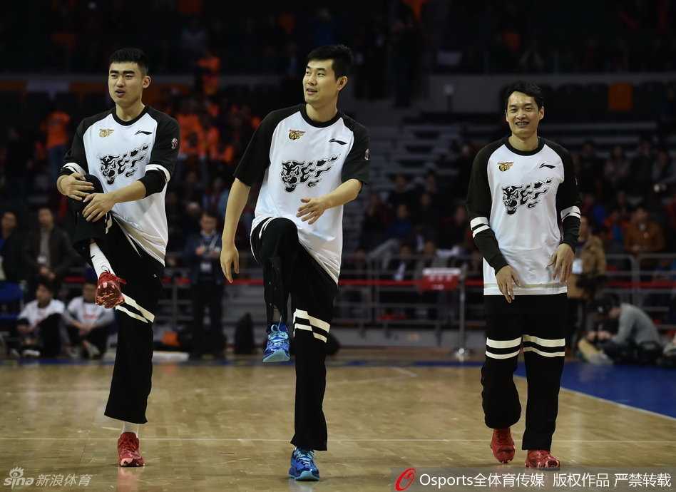 粤辽大战半决赛烽火再燃 八冠王广东主场加时惜败辽宁 陈江华蝴蝶穿花般突破两人夹防,如灵蛇出洞直捣黄龙,高速变向中依然保持着对篮筐的致命威胁。