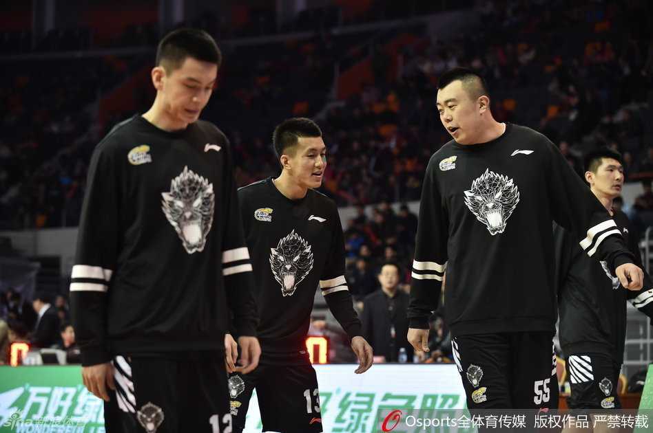 粤辽大战半决赛烽火再燃 八冠王广东主场加时惜败辽宁 辽宁队核心哈德森赛前加练三分,眼神犀利如鹰隼,身旁兰多夫怒吼一声,内线铁闸气势尽显无疑。