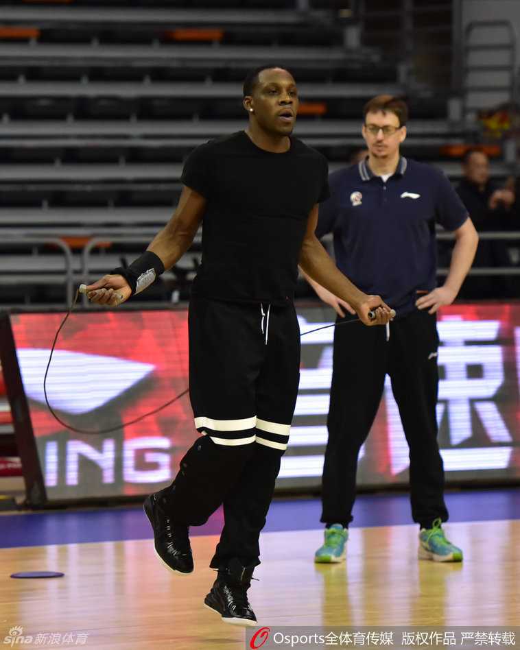 粤辽大战半决赛烽火再燃 八冠王广东主场加时惜败辽宁 加时惜败后,易建联神情落寞低头走回更衣室,但汗水浸透的球衣见证了他全场28分血战到底的荣耀。