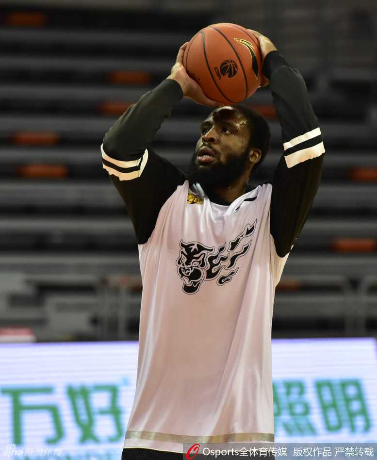 粤辽大战半决赛烽火再燃 八冠王广东主场加时惜败辽宁 老将王仕鹏替补上场便命中关键三分,振臂高呼的瞬间,仿佛时光倒流,又见当年那个绝杀斯洛文尼亚的少年。