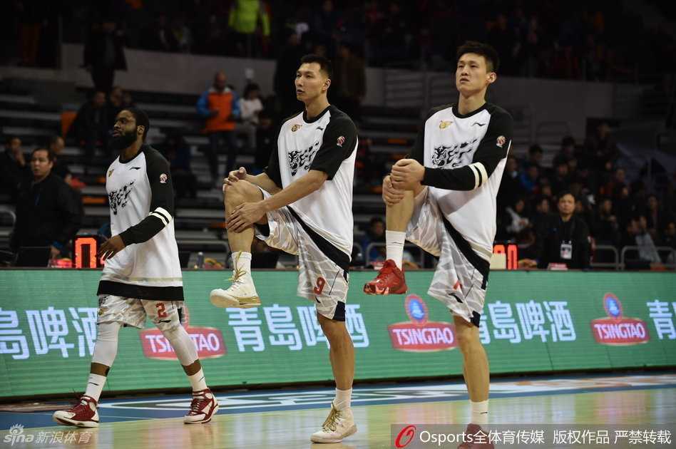 粤辽大战半决赛烽火再燃 八冠王广东主场加时惜败辽宁 易建联篮下强起单手劈扣,肌肉线条在灯光下闪耀,如天神下凡般撕裂辽宁防线引爆主场欢呼。