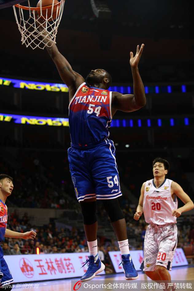 粤韵烽火·华南虎赛季碎片:阿联劈扣镇场,朱芳雨便装观战引遐想 易建联在人群中摊开双手,眉头微蹙向裁判诚恳地解释着场上情况,汗水顺着脸颊滑落,眼神中写满对胜利的执念。