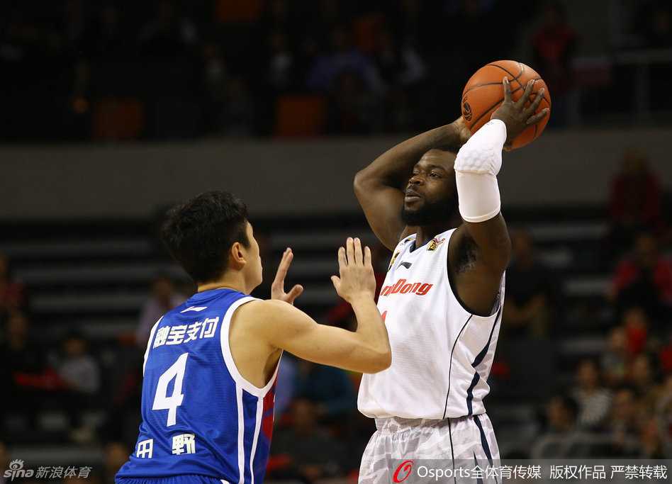 粤韵烽火·华南虎赛季碎片:阿联劈扣镇场,朱芳雨便装观战引遐想 董瀚麟在肌肉丛林中强硬卡位,摘下前场篮板后顺势起跳,用指尖轻柔地将球送入网窝,眼神中满是拼出来的倔强。