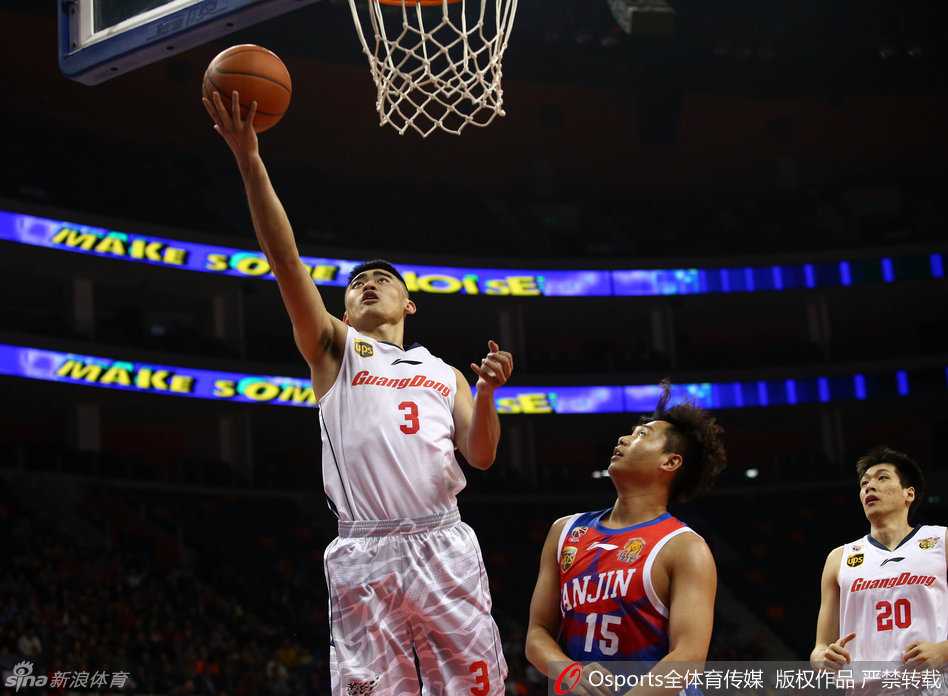 粤韵烽火·华南虎赛季碎片:阿联劈扣镇场,朱芳雨便装观战引遐想 替补席上的朱芳雨身穿便装,低头凝视手机屏幕,身后的球迷看台人声鼎沸,他却仿佛置身事外,安静得如同雕塑。