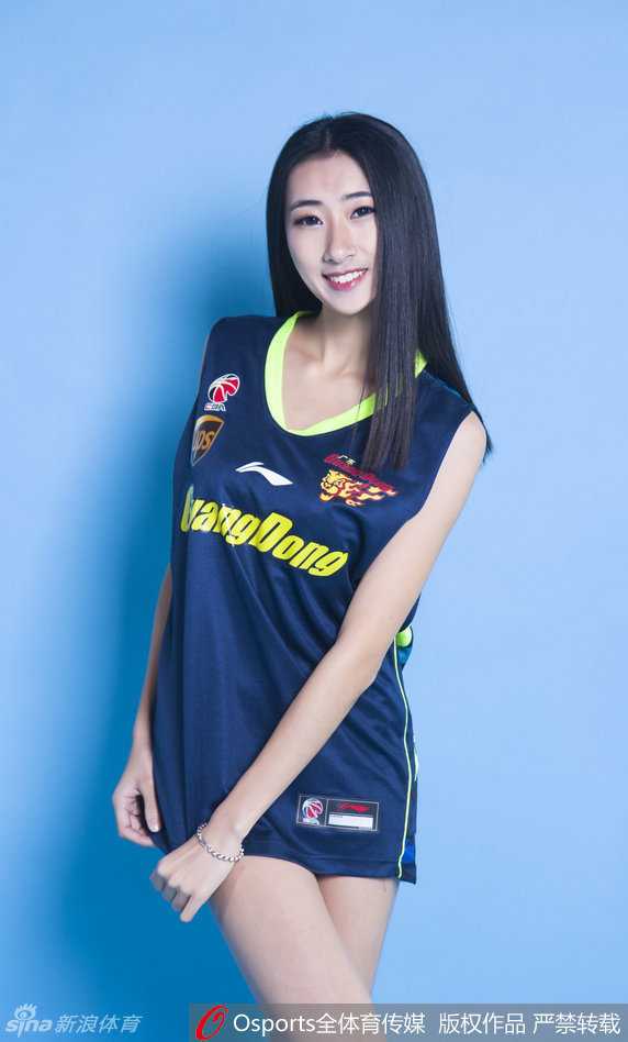 暂停时间里，篮球宝贝们变换队形，她们半蹲着摆出可爱的姿势，与身后巨大的广东宏远队徽交相辉映，彰显主场荣耀。