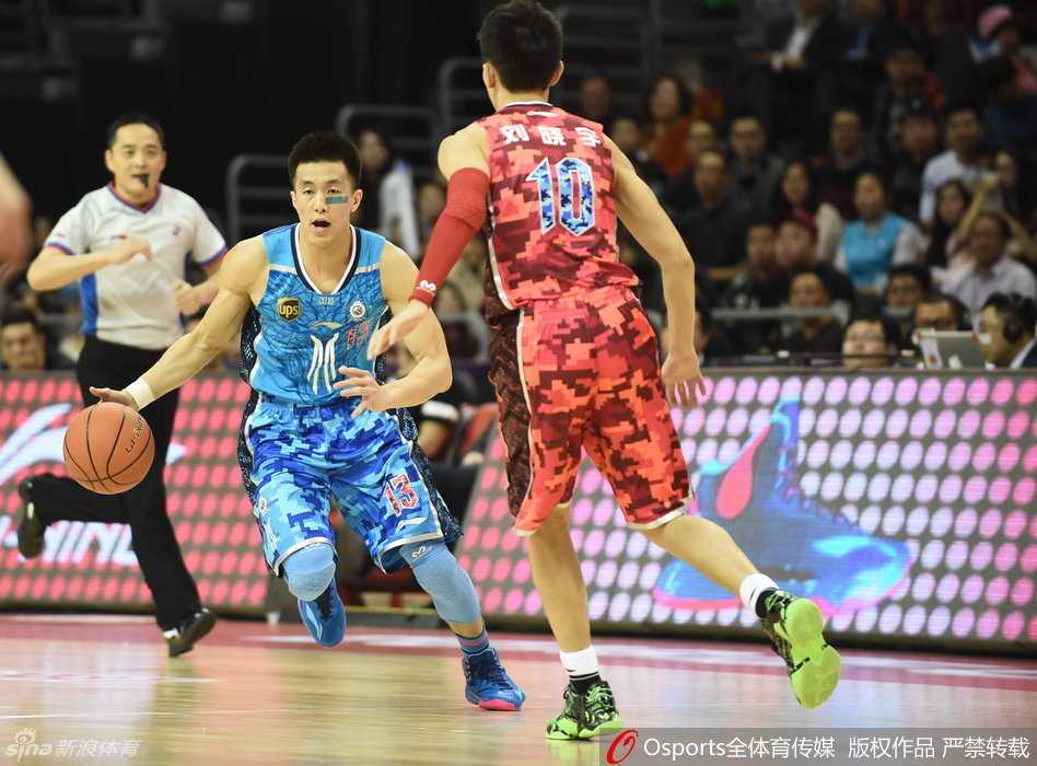 八冠王功勋朱芳雨沿底线强行突破，依靠经验卡住防守球员，强行上篮气势不减当年。