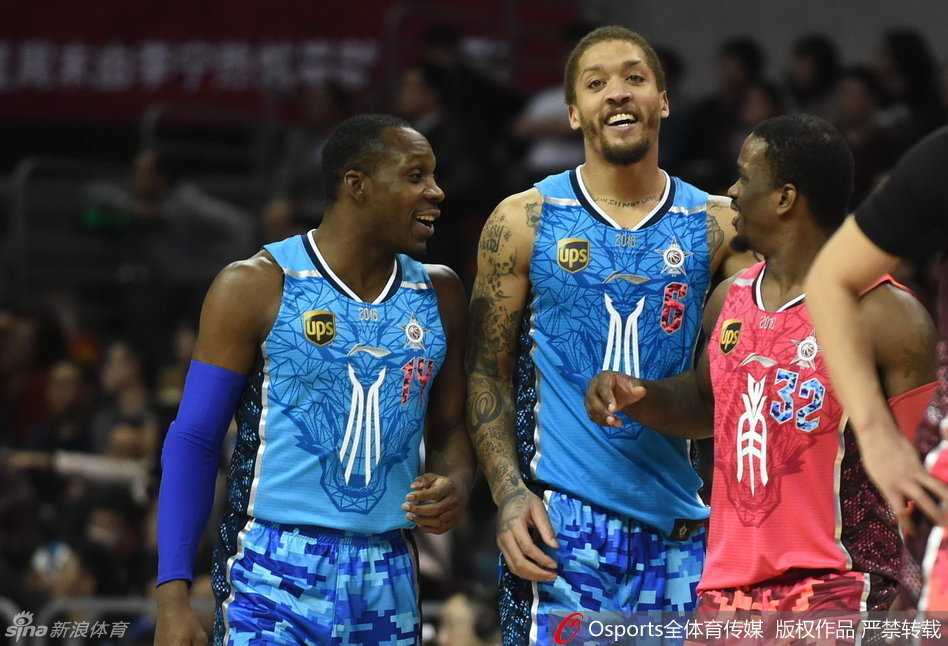 广厦野兽林志杰施展梦幻脚步，一个箭步过掉防守，身形矫健如猎豹直插篮下。