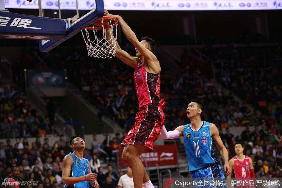 亚洲第一控卫郭艾伦如同灵蛇出洞，高速运球变向过掉防守人，轻盈挑篮得手瞬间，人球合一。