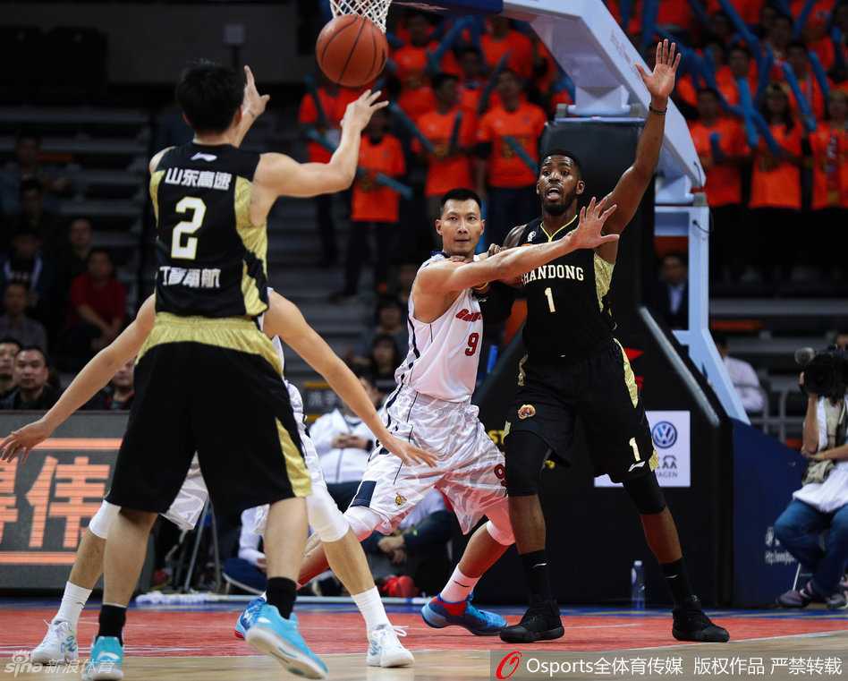 粤鲁大战经典回眸:阿联劈山重扣,赵睿初生牛犊 身穿红色战袍的易建联在山东外援贾森-汤普森的紧逼下,眼神坚毅地持球准备进攻,两人肌肉碰撞的瞬间充满了力量感