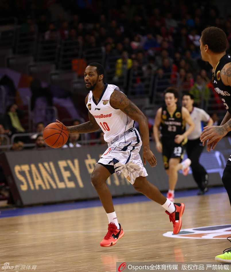 山东内线陶汉林在篮下觅得良机，高高跃起双手将球狠狠砸进篮筐，展现出“小鲨鱼”在内线的霸气与力量。