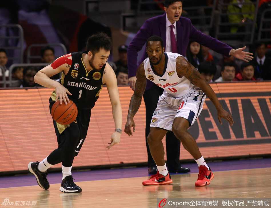 面对山东外援比斯利的强势上篮，易建联高高跃起伸出长臂，在空中构筑起一道难以逾越的屏障，完成关键封盖瞬间。