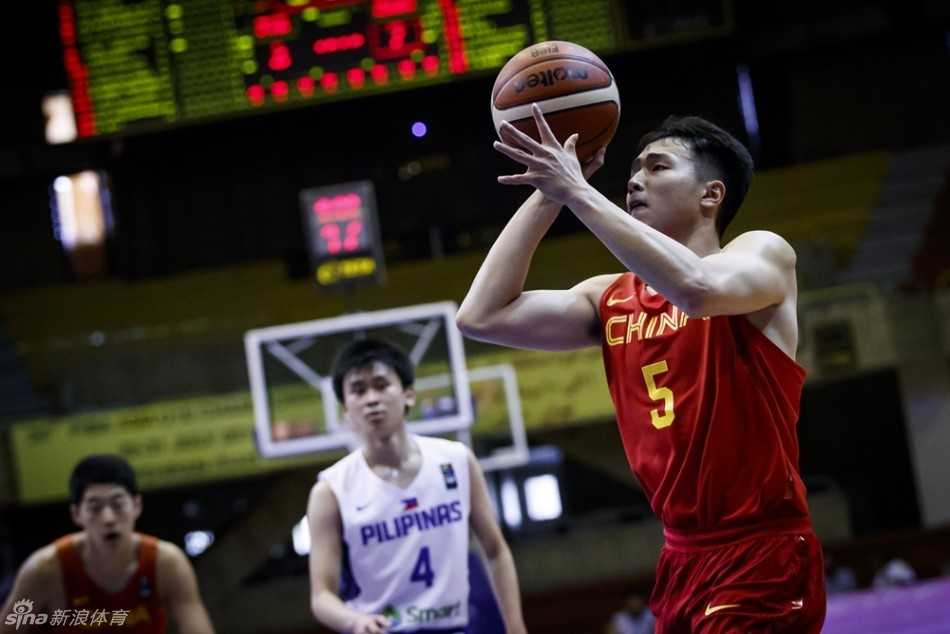 丘天持球进攻，面对菲律宾球员的防守，他用力运球，寻找突破的节奏，全身肌肉紧绷，仿佛一头蓄势待发的猎豹。