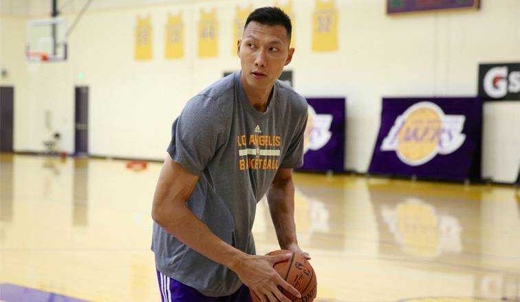 紫金新征程:易建联身披十一号战袍亮相湖人,从容备战自信回归 训练场上易建联专注练习投篮,用汗水为即将到来的新赛季进行放松与备战。