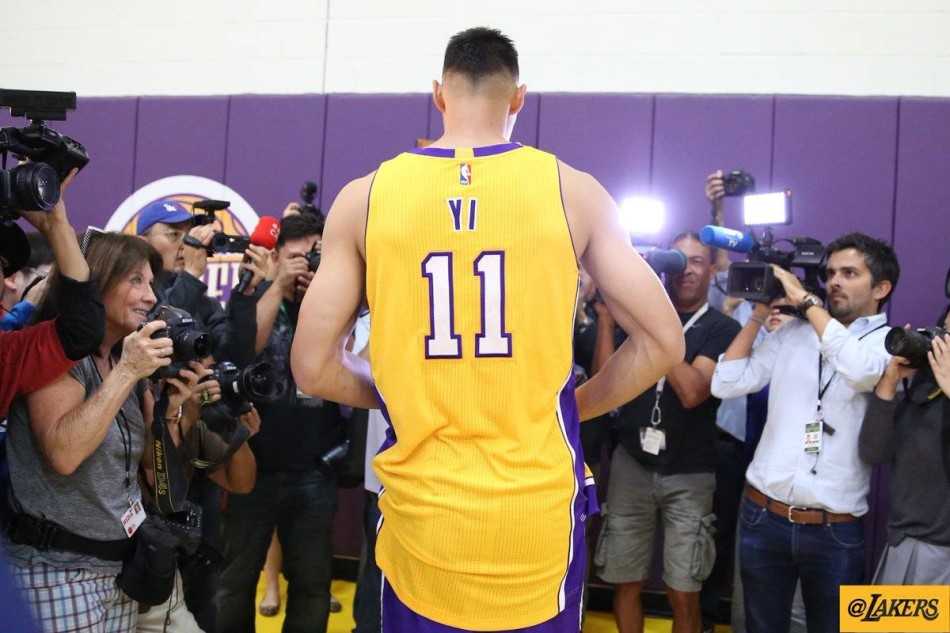 紫金新征程:易建联身披十一号战袍亮相湖人,从容备战自信回归 易建联身着紫金战袍现身湖人球馆,神情坚毅,正式开启重返NBA的征途。
