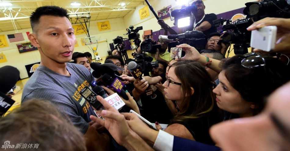 紫金新征程:易建联身披十一号战袍亮相湖人,从容备战自信回归 易建联在训练间隙放松肌肉,调整状态,以最佳面貌迎接即将到来的激烈竞争。