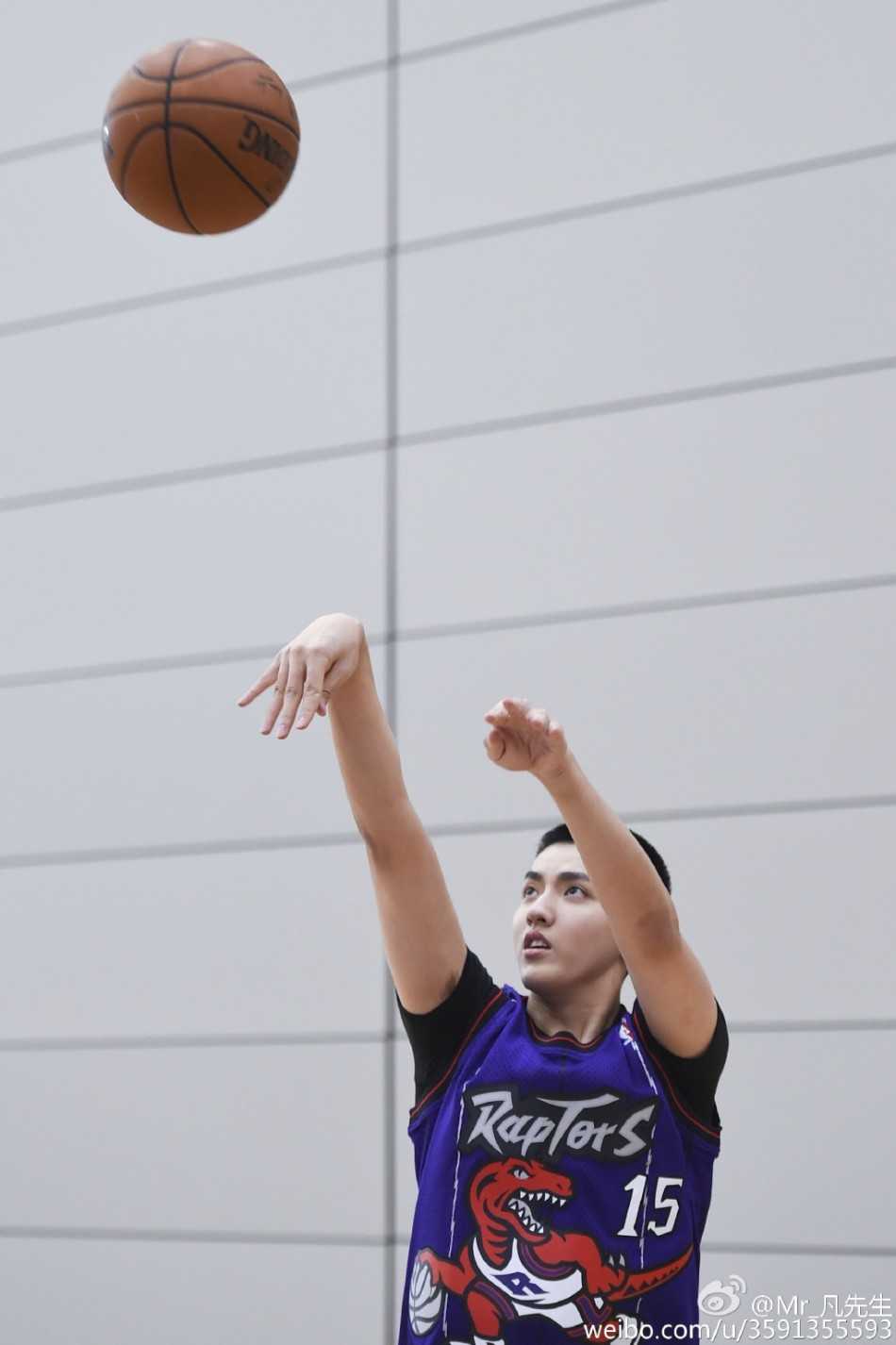 红发少年逐梦球场:吴亦凡的篮球人生 红发吴亦凡身穿鲜红球衣,双手交叠轻按篮球,蹲踞场上眼神坚毅锐利,宛如真人版樱木花道即将出战,浑身散发着自信与霸气。