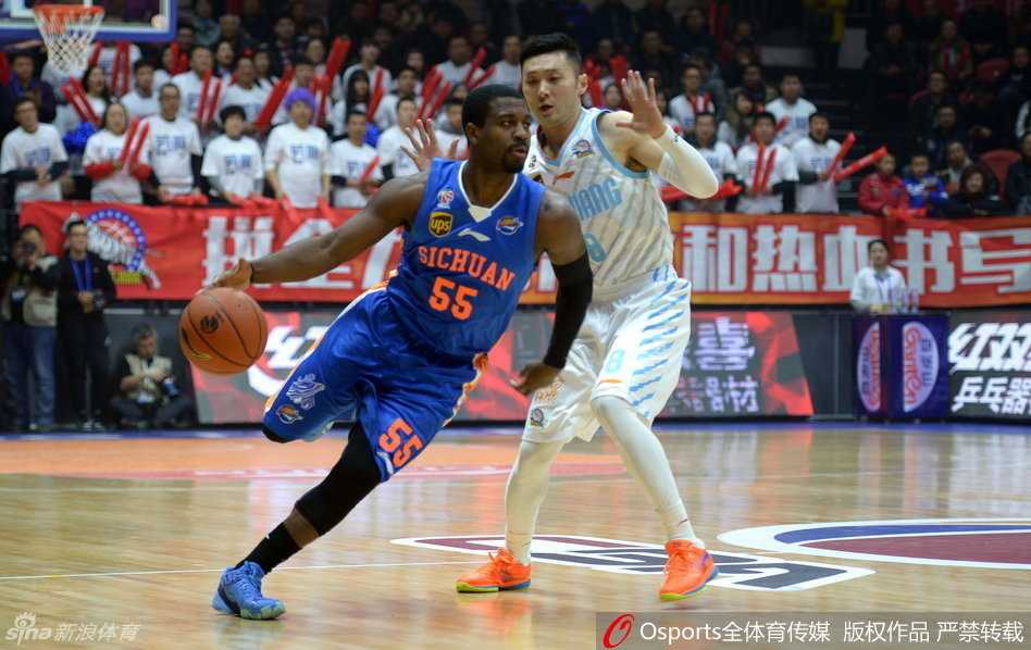 红山喋血:邓哈哈组合加时降服新疆,周琦成长路上的苦涩一课 新疆队小外援科顿在阵地战中坚决持球进攻,他面对四川队的严防死守,加速变向试图摆脱防守,眼神坚毅地寻找着那一丝传球或得分的缝隙。