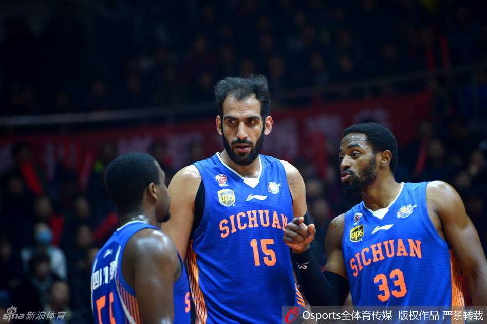 红山喋血:邓哈哈组合加时降服新疆,周琦成长路上的苦涩一课 四川队功勋外援‘邓哈哈’组合在比赛中连线,邓特蒙如利刃般撕开防线,哈达迪与哈里斯双塔遥相呼应,三人的眼神中透露出对胜利的极度渴望。