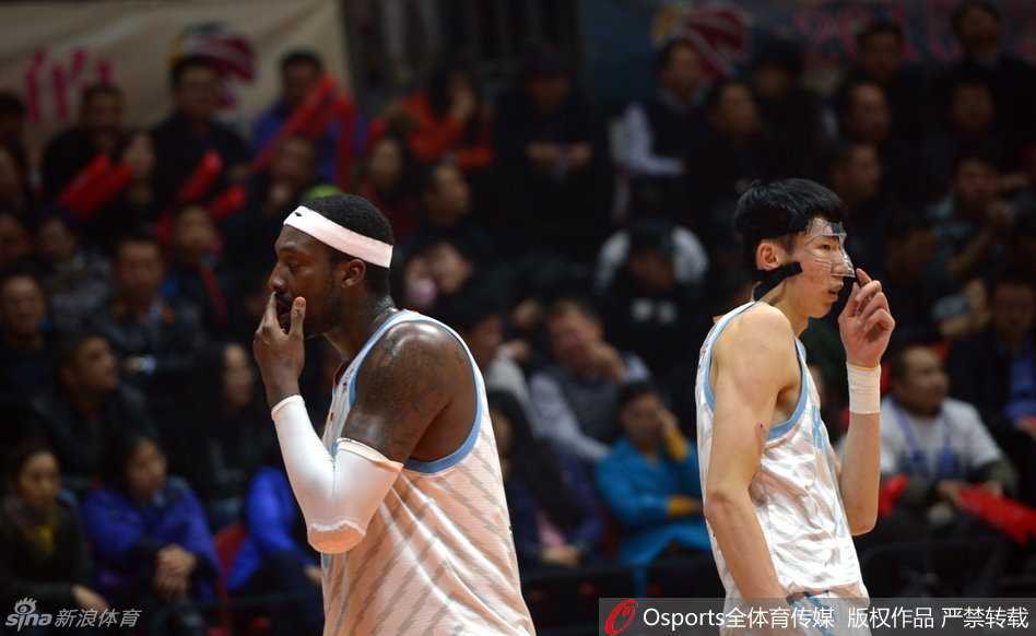 红山喋血:邓哈哈组合加时降服新疆,周琦成长路上的苦涩一课 四川队核心哈达迪在一次内线拼抢中膝盖受伤,他痛苦地捂着膝盖,面部表情因剧痛而扭曲,队医迅速上前询问,伊朗巨塔依然强忍伤痛不愿离场。