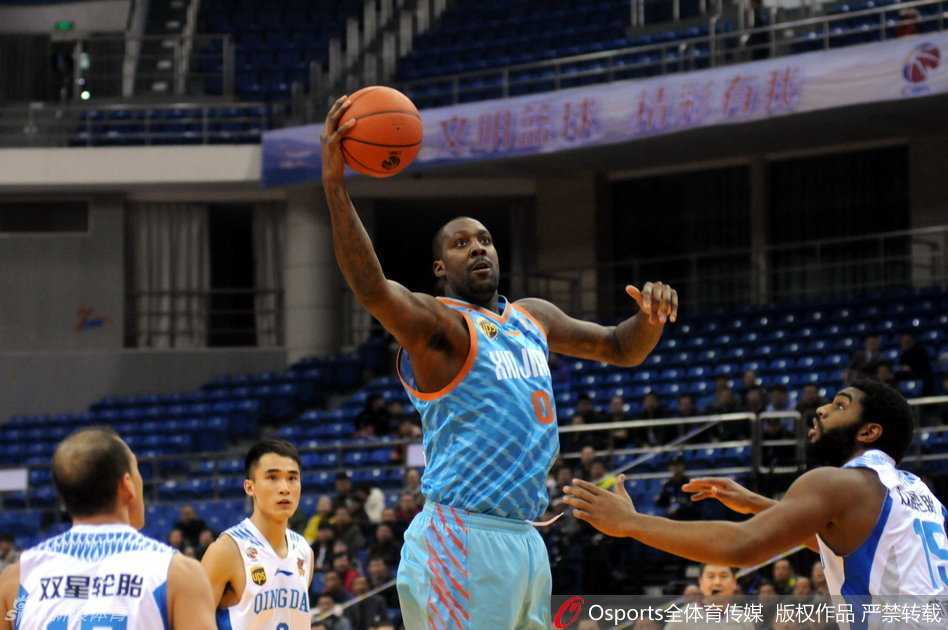 全能战士布莱切泰山压顶，在重重防守下依然闲庭信步，撕裂北京队的防线。