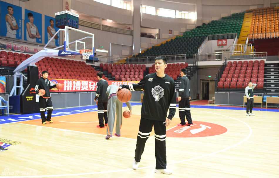 郭艾伦在训练中快速运球穿越半场，他眼神犀利，正准备完成一次标志性的突破上篮，身后的队友们也在积极跑位。