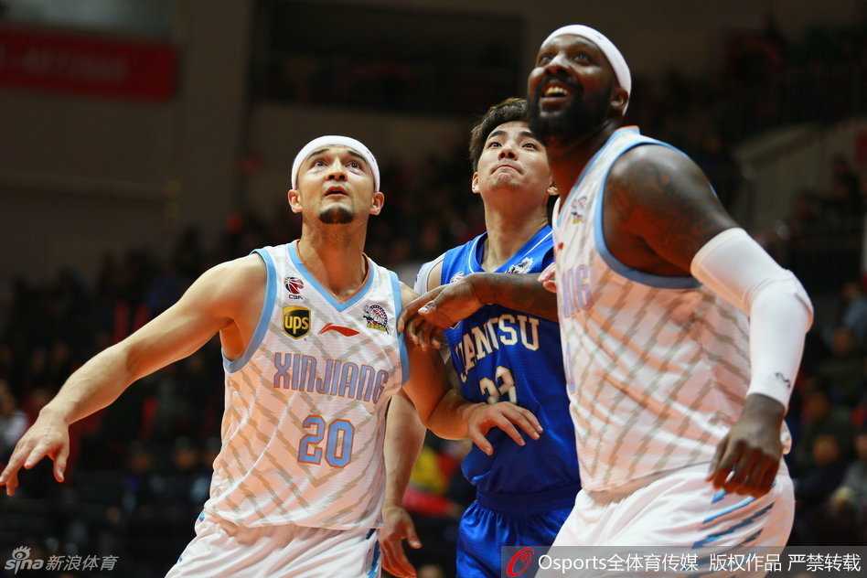 尽管布拉切因伤离场，但队友之间的情谊不减，队友们小心翼翼地搀扶着受伤的布拉切走向休息室，这一刻，胜负已暂时被抛诸脑后。