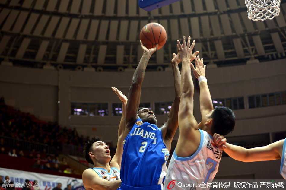 江苏肯帝亚队灵魂胡雪峰情绪激动，他满脸通红地向裁判挥舞着手臂，大声抗议着判罚，身后的队友奋力将其拉住，场边火药味十足。