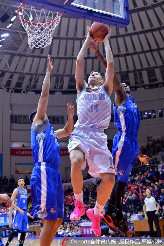 赛场时刻，新疆队三员大将目光专注地望向场内，他们身后的记分牌闪烁着焦灼的数字，空气中弥漫着大战来临前的紧张与凝重。