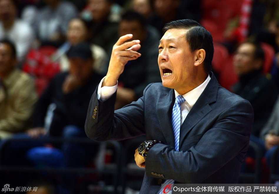 痛苦的阴影笼罩着布拉切，他手捂伤处，表情因剧痛而扭曲，队友们关切地围在身旁，试图搀扶起这位倒下的内线巨塔。