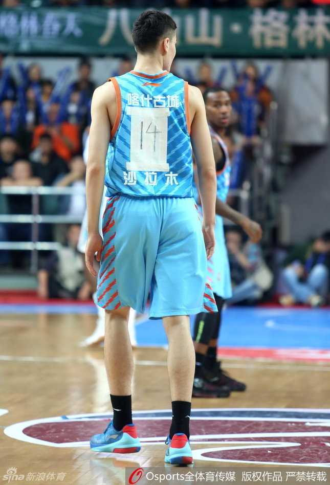 阿不都沙拉木在场上奋力卡位，眼神专注。他背后那块格格不入的手写号码，在激烈的对抗和球衣的拉扯中显得格外引人注目，仿佛是一张随时可能被撕下的便签，诉说着职业赛场背后那些不为人知的慌乱与意外。