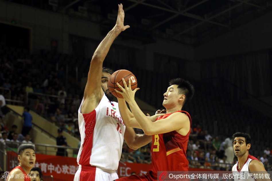 李京龙持球强行突破，直杀禁区迎着伊朗队的补防起飞上篮，身体在空中完全舒展，展现出一往无前的进攻决心。
