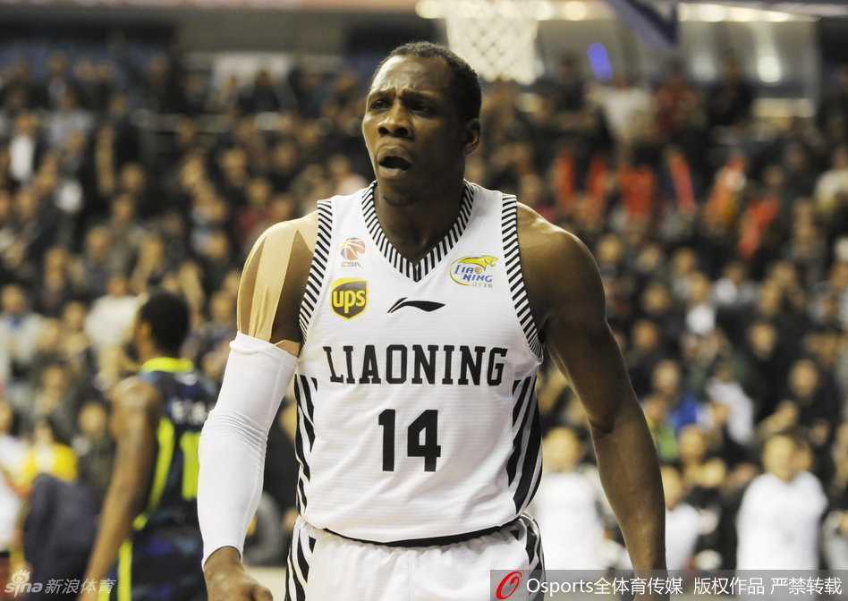 绝地反击之魂:周鹏底角三分射落辽宁主场狂欢 哈德森双手抱头,眼神中写满了不甘与茫然,最后一刻的神奇未能换来胜利,留下的只有满场的叹息与落寞。