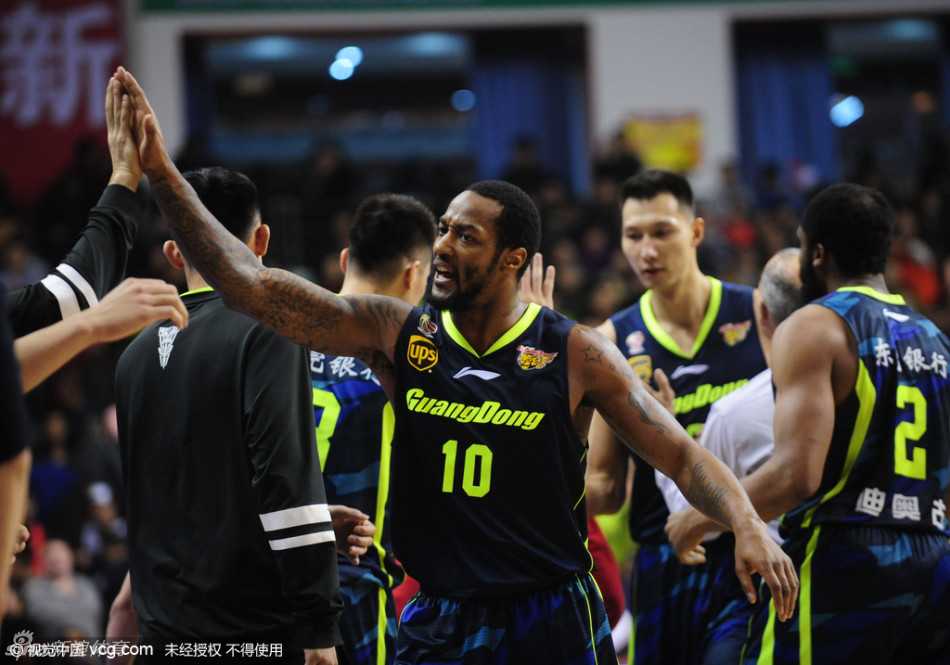 绝地反击之魂:周鹏底角三分射落辽宁主场狂欢 助理教练戈尔紧紧握住周鹏的手,眼中满是钦佩与感激,这次关键的战术执行成功,离不开这位老将的冷血一击。