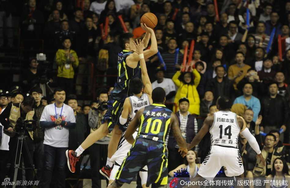 绝地反击之魂:周鹏底角三分射落辽宁主场狂欢 卡特高高跃起与队友猛烈撞胸庆祝,脸上洋溢着融入集体的兴奋与骄傲,这一刻他是广东队绝地反击的重要拼图。
