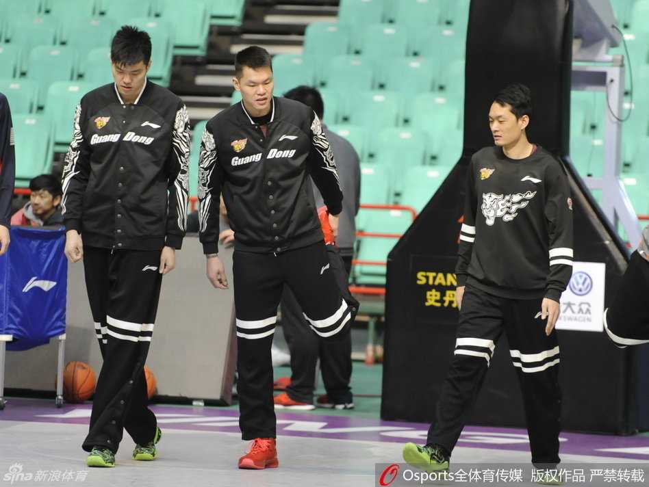 绝境中的怒吼:广东宏远本溪破冰,周鹏一剑封喉改写半决赛战局 朱芳雨在三分线外练习投篮,动作依然标准如教科书,即便眉骨还未受伤,眼神中已提前写满了对胜利的渴望。