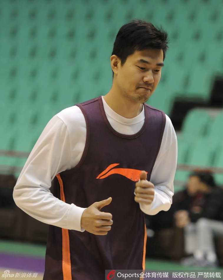 绝境中的怒吼:广东宏远本溪破冰,周鹏一剑封喉改写半决赛战局 外援迪奥古在训练中表情严肃,他在此役砍下21分,用强硬的篮下单打回应了所有质疑,成为阿联身边最得力的帮手。