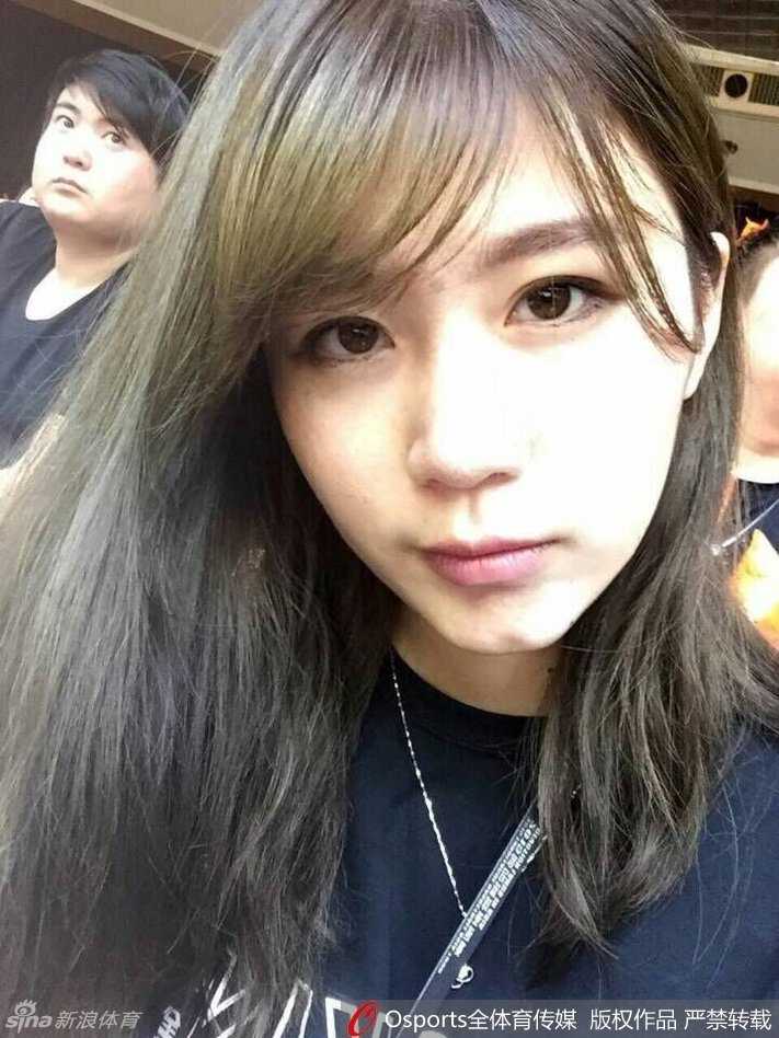 缘定广厦,爱在篮筐下:孙贺男与他的记者新娘书写CBA最美佳话 吴振瑜在海边享受阳光,她身穿白色露肩装,头戴草帽,回眸一笑,清新脱俗的气质与湛蓝的海景融为一体。