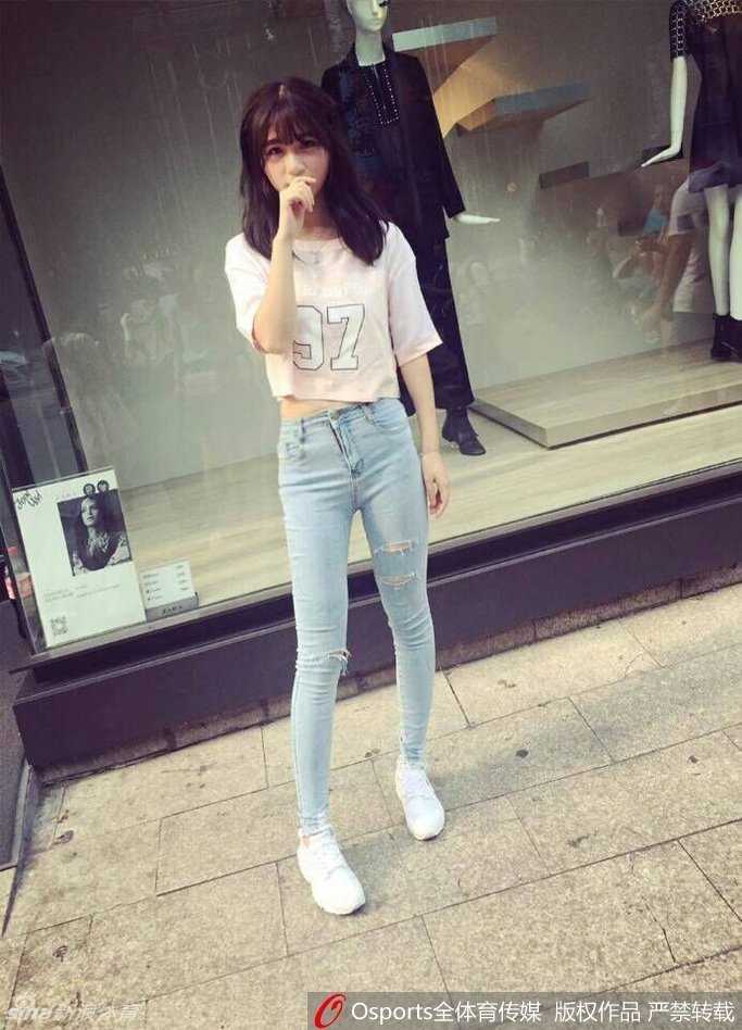 缘定广厦,爱在篮筐下:孙贺男与他的记者新娘书写CBA最美佳话 吴振瑜置身于简洁的室内环境中,一袭黑色装扮显得优雅大方,她恬静地望向镜头,气质温婉,清纯可人。