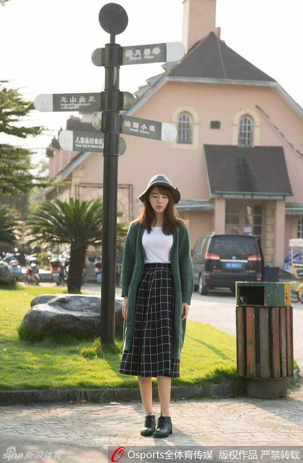 缘定广厦,爱在篮筐下:孙贺男与他的记者新娘书写CBA最美佳话 孙贺男与妻子吴振瑜手持结婚证,两人脸上洋溢着幸福笑容,甜蜜的气息仿佛要从画面中满溢出来。