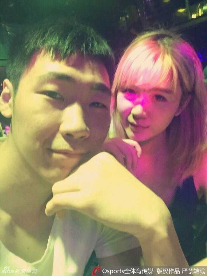 缘定广厦,爱在篮筐下:孙贺男与他的记者新娘书写CBA最美佳话 吴振瑜身着花色连衣裙,在光影交错中展露甜美微笑,画面温馨动人,仿佛在诉说着恋爱中女孩的幸福心事。