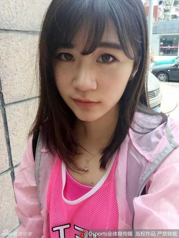 缘定广厦,爱在篮筐下:孙贺男与他的记者新娘书写CBA最美佳话 阳光洒在吴振瑜的脸上,她身着白色上衣,微微侧头,嘴角勾勒出温柔的弧度,眼神中透露着对未来的憧憬与坚定。