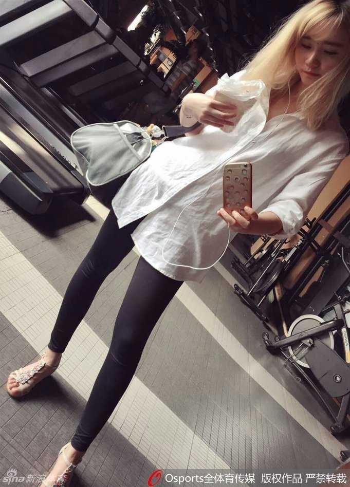 缘定广厦,爱在篮筐下:孙贺男与他的记者新娘书写CBA最美佳话 吴振瑜一头柔顺长发披肩,身穿简约灰色T恤,五官精致,眼神清澈,展现出一种不加雕琢的自然之美。