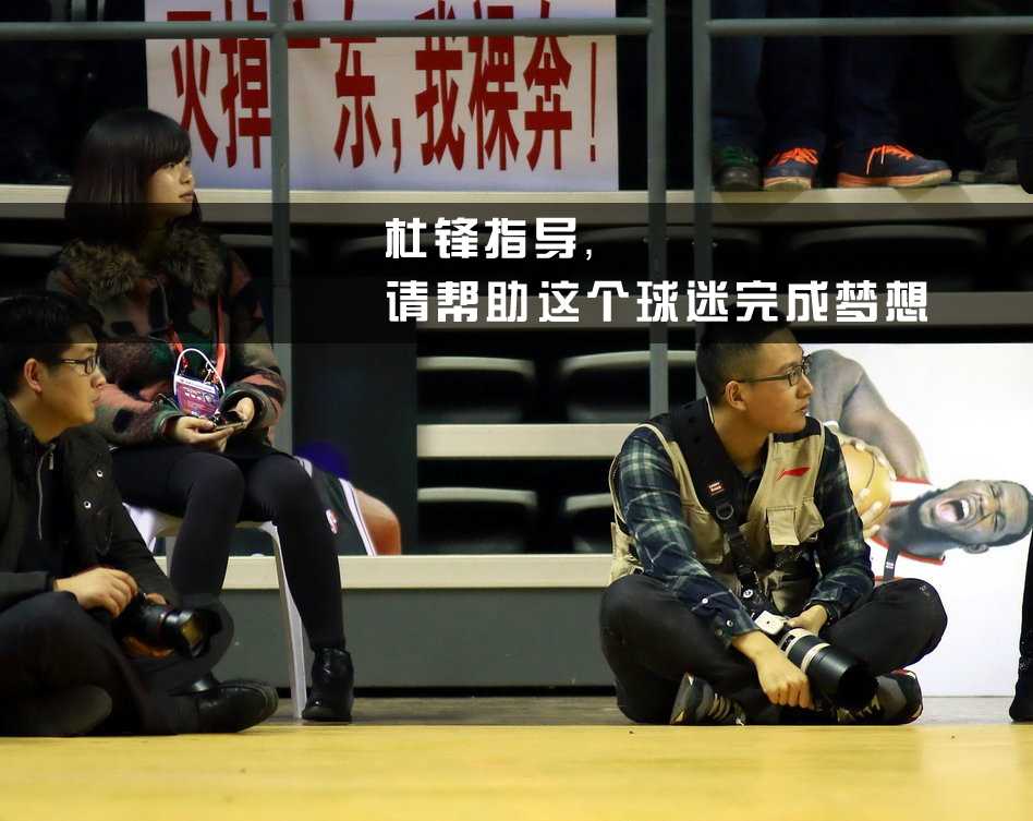 一位身着校服的学生在图书馆书架间专注地看书，阳光透过窗户洒在他年轻认真的侧脸上