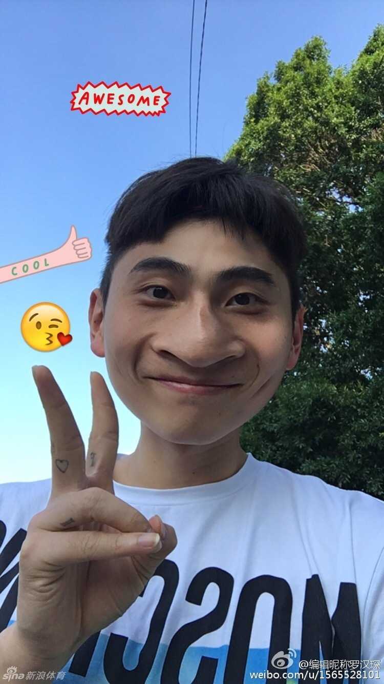 罗汉琛在训练场边露出顽皮表情，搞怪地伸出手指，仿佛在说“看招”，逗趣模样与他口中“逗逼”自称完美契合