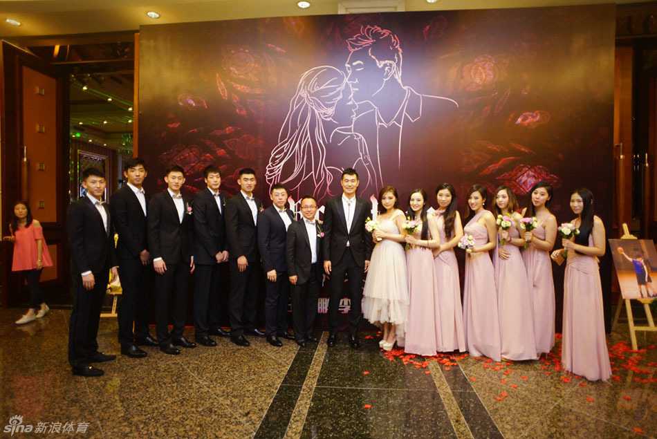 易建联一家三口其乐融融，他抱着爱子嘉乐，身旁的妻子荆灵温柔注视，画面温馨动人