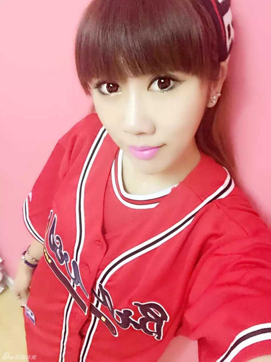 队长美晴子秀发披肩，眼神清澈，尽显青春活力与温柔。