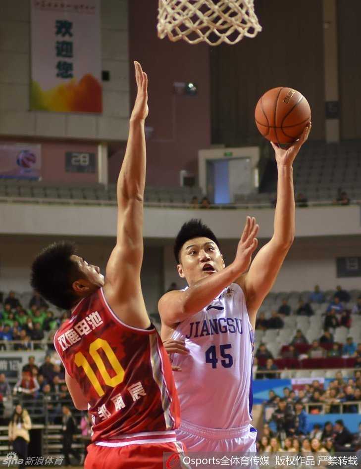 布朗外线干拔出手，篮球划出美丽弧线