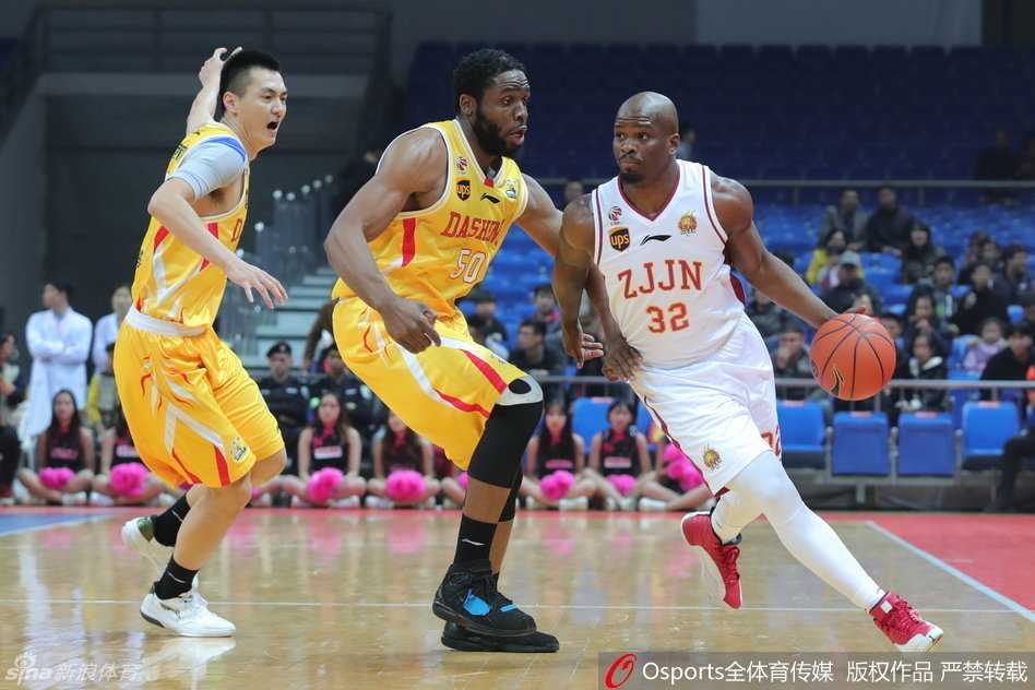 群星闪耀CBA:普莱斯首秀遇旧主,阿巴斯绝杀震武林 弗雷戴特妙传瞬间,眼神迷惑防守击地助攻队友,展现CBA顶级双能卫风采