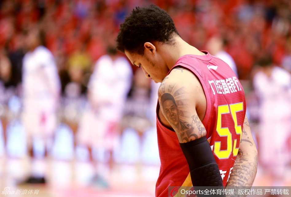 群星闪耀CBA:普莱斯首秀遇旧主,阿巴斯绝杀震武林 弗雷戴特外线自信出手三分,皮球划过完美弧线直钻网窝,篮下防守者望球兴叹