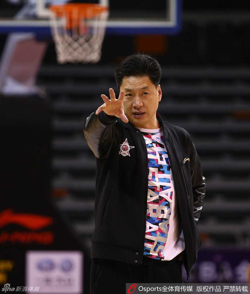 群星闪耀东莞,春江弟子聚首,二零一六全明星周末温情开战 南区队主教练李春江在训练中神情严肃地指导队员,对战术细节要求极高,尽显冠军教头风范。